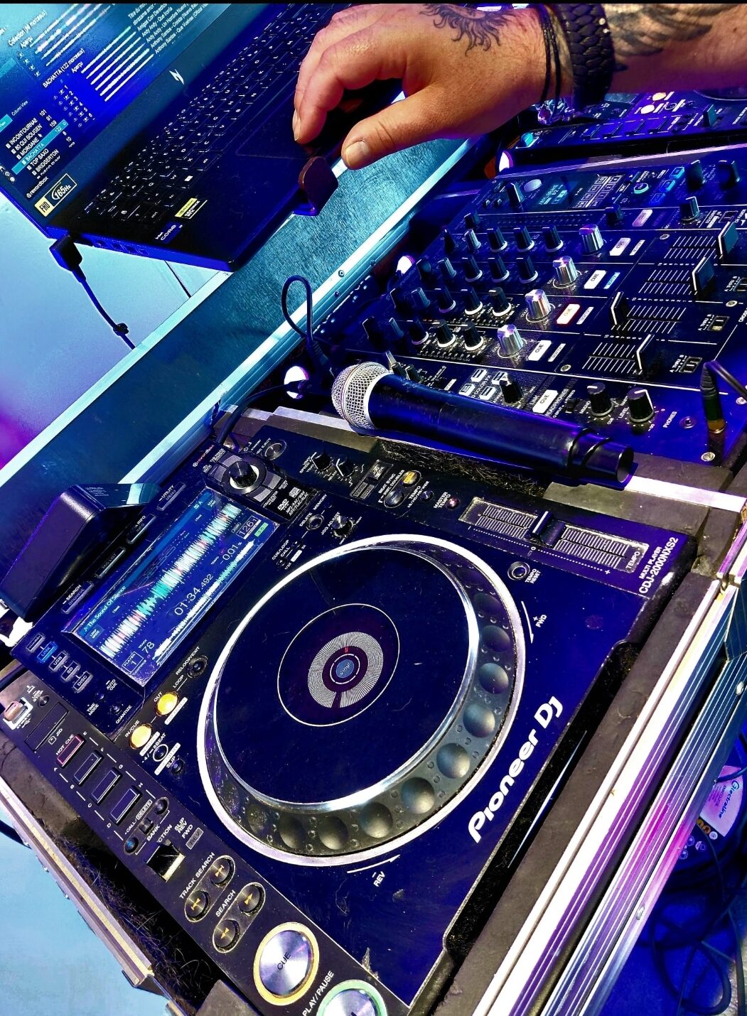 Platines DJ Pioneer et table de mixage en soirée organisée par FK EVENTS à Béthune
