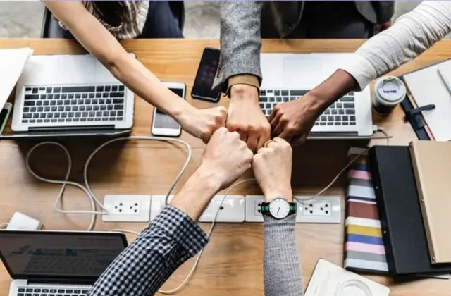 Équipe réunie autour d’une table de travail pour un événement d’entreprise