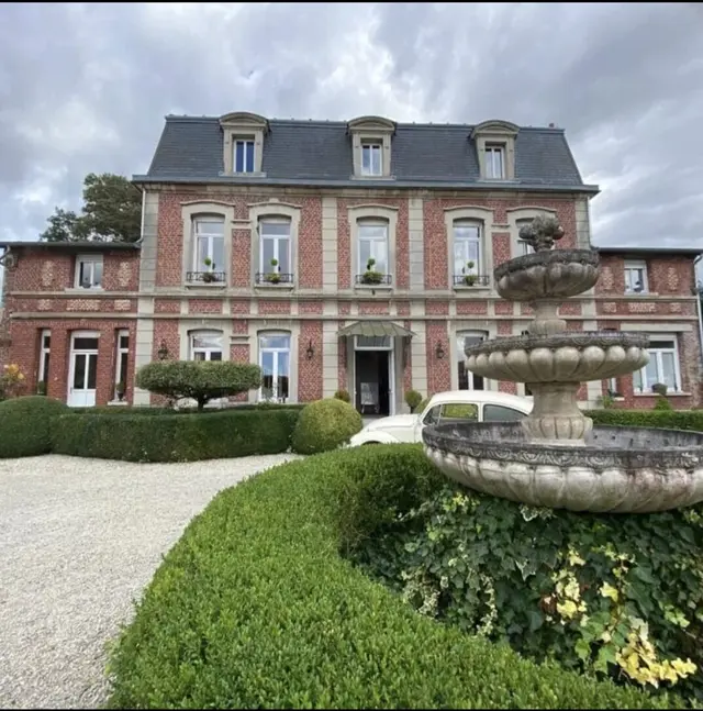 Salle de réception prête à accueillir les invités