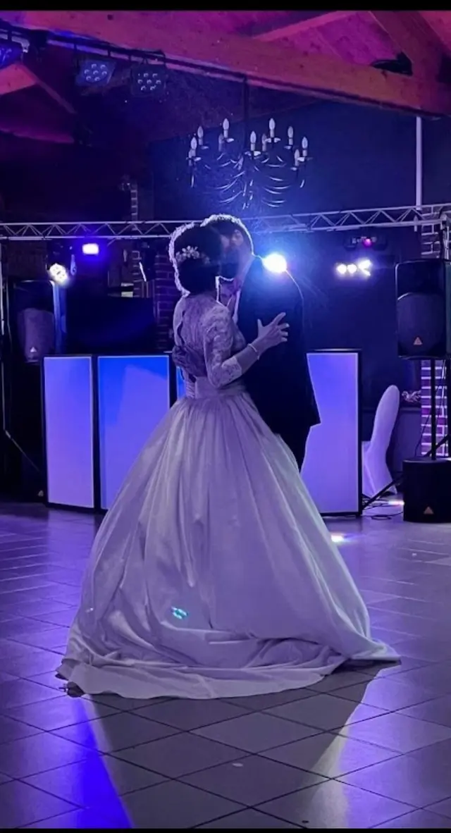 Mariés pendant leur ouverture de bal devant l’installation FK EVENTS