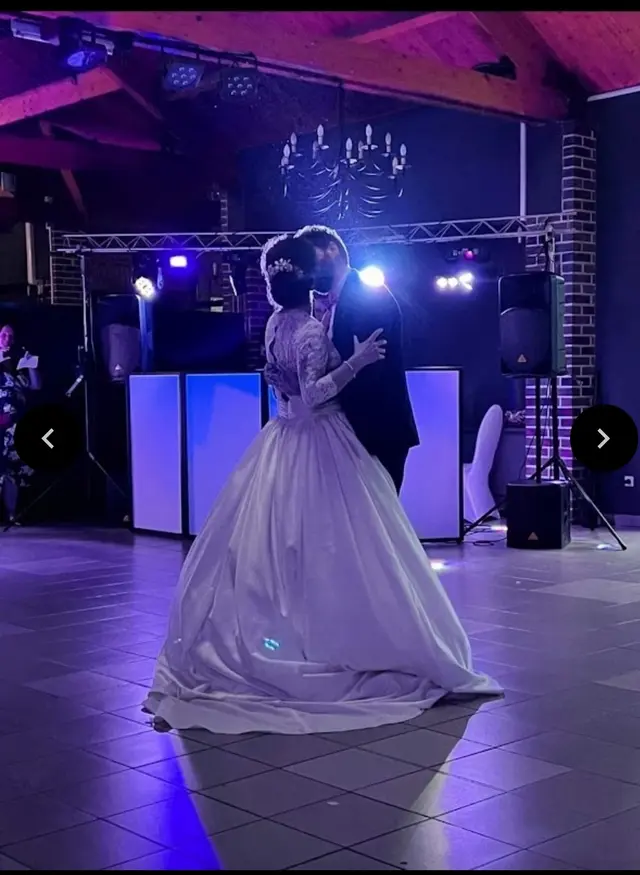 Mariés lors de leur ouverture de bal avec l’installation FK EVENTS
